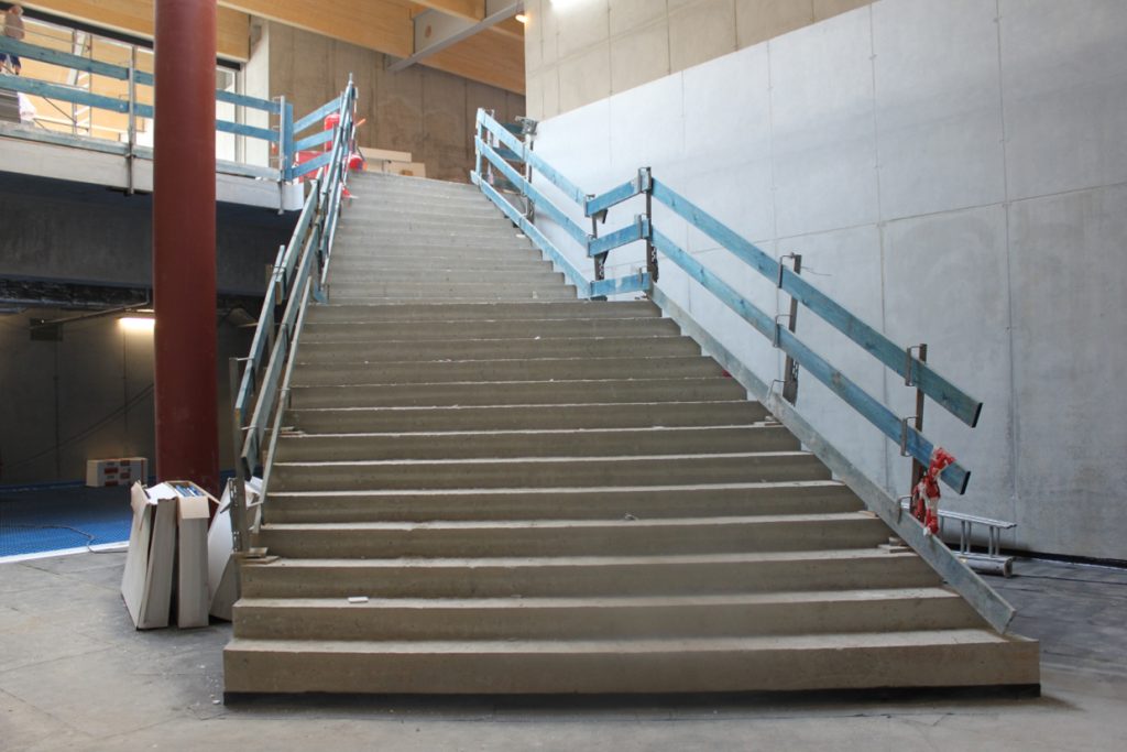 Statik, Planung, baulicher Brandschutz und ingenieurtechnische Kontrolle für Neubau Kita und Gym Adidas. Innenansicht Rohbau Treppe