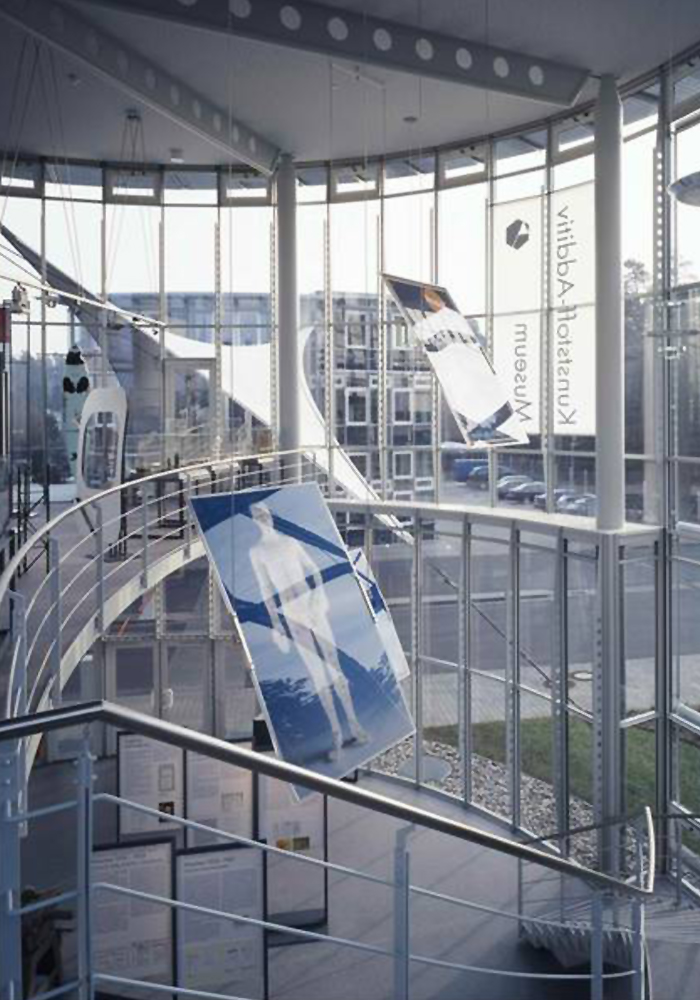 Neubau Kunststoffmuseum Lingen. Statik, Bauablaufplanung, Ingenieurtechnische Kontrolle und baulicher Brandschutz. Treppenhaus mit Glasfronten